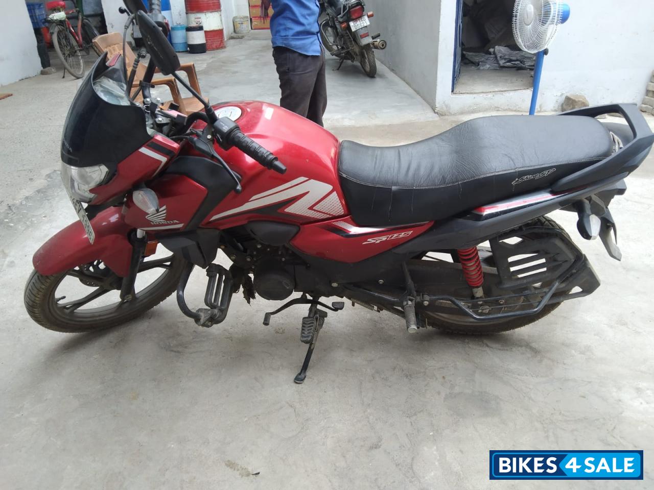 Red Honda CB Shine SP