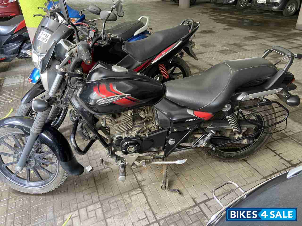 Black Bajaj Avenger Street 220