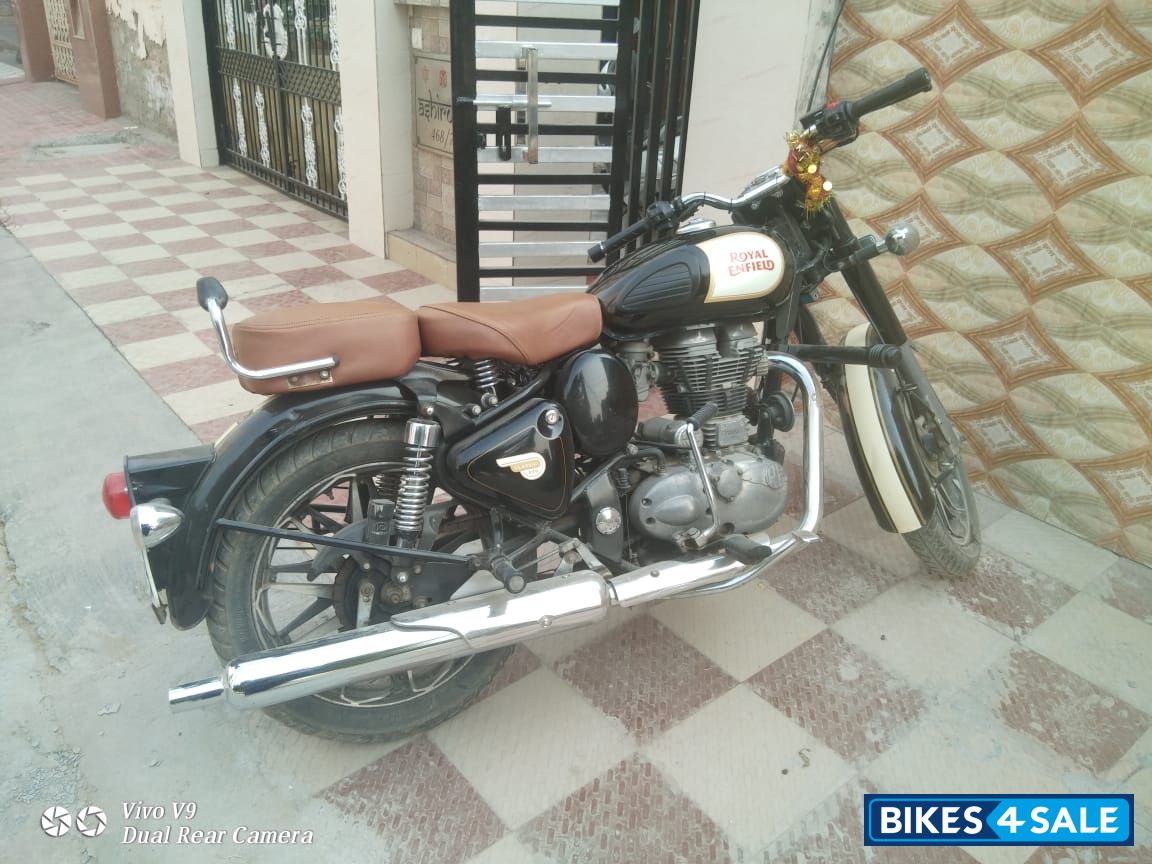 Black Royal Enfield Classic 350 BS VI