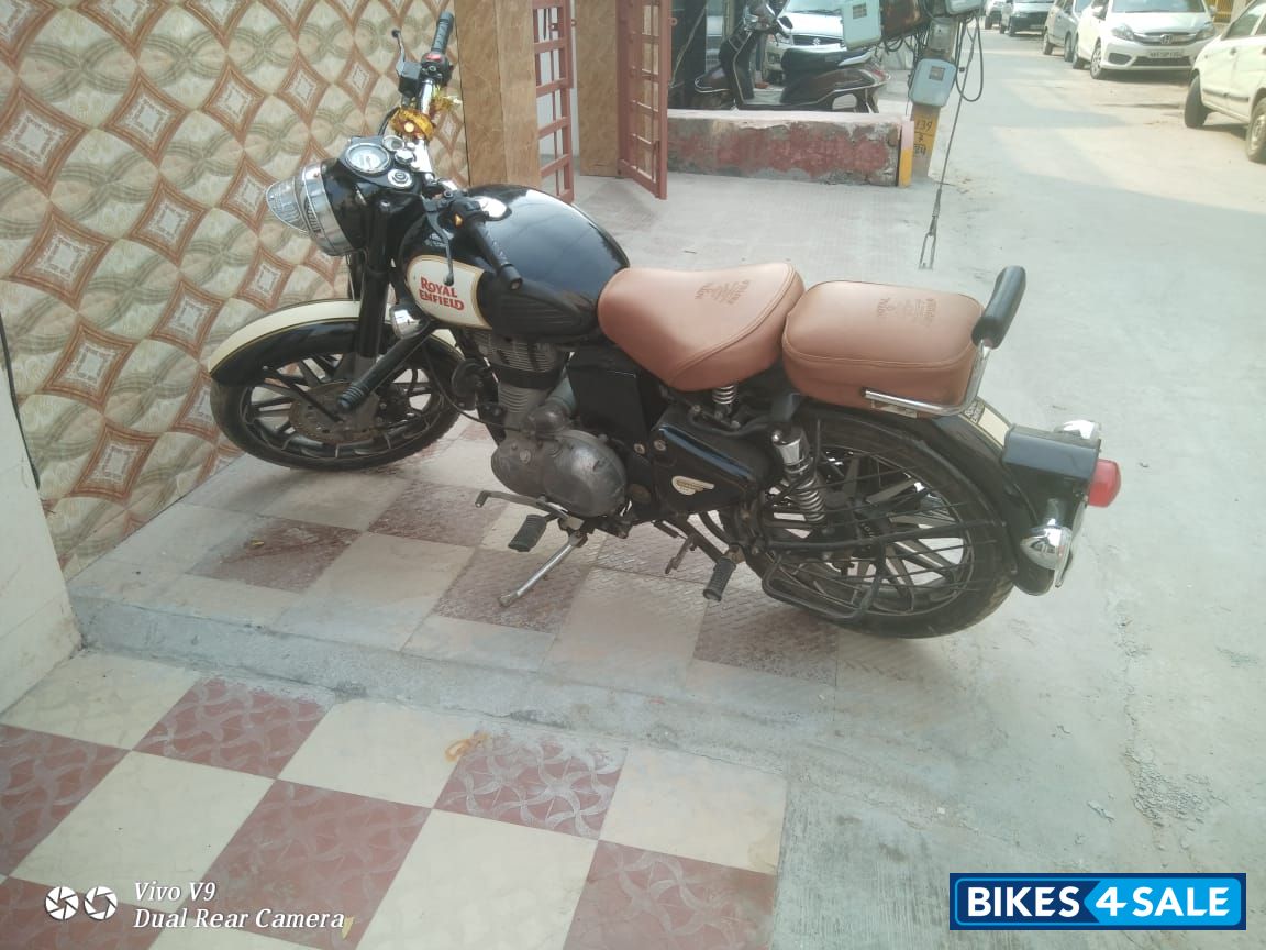 Black Royal Enfield Classic 350 BS VI