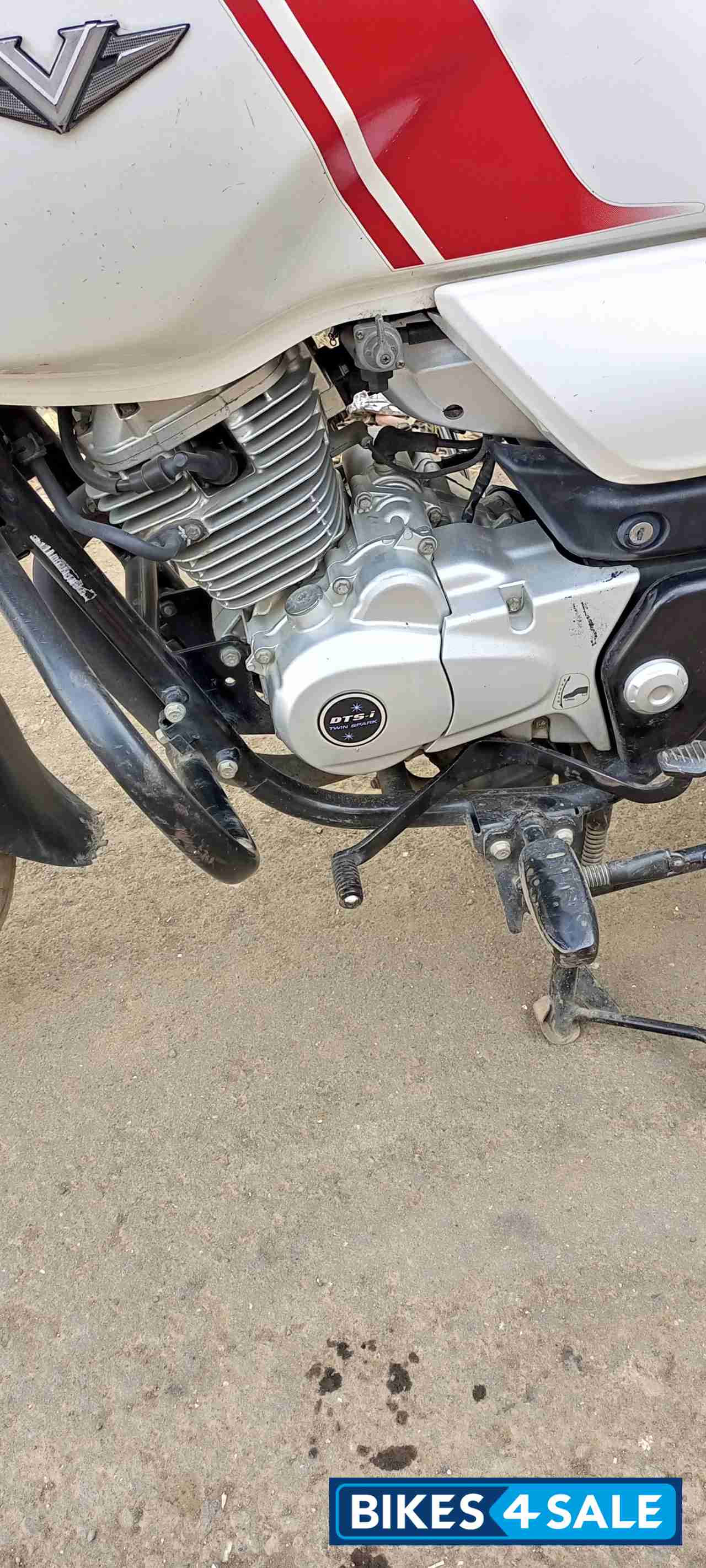 Bajaj V15
