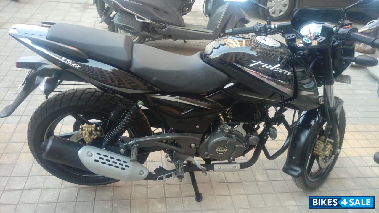 Black Bajaj Pulsar 150 Twin Disc BS6