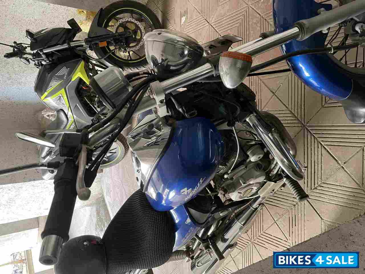 Bajaj Avenger 220 DTS-i