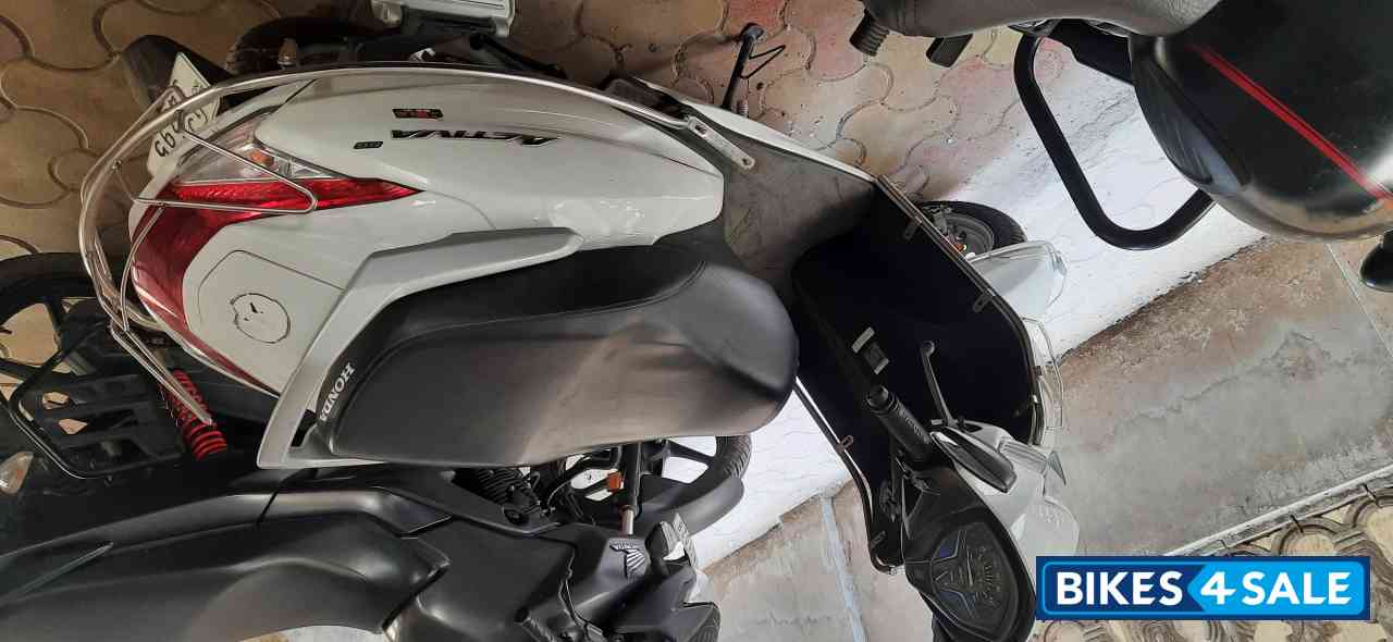 White Honda Activa 6G