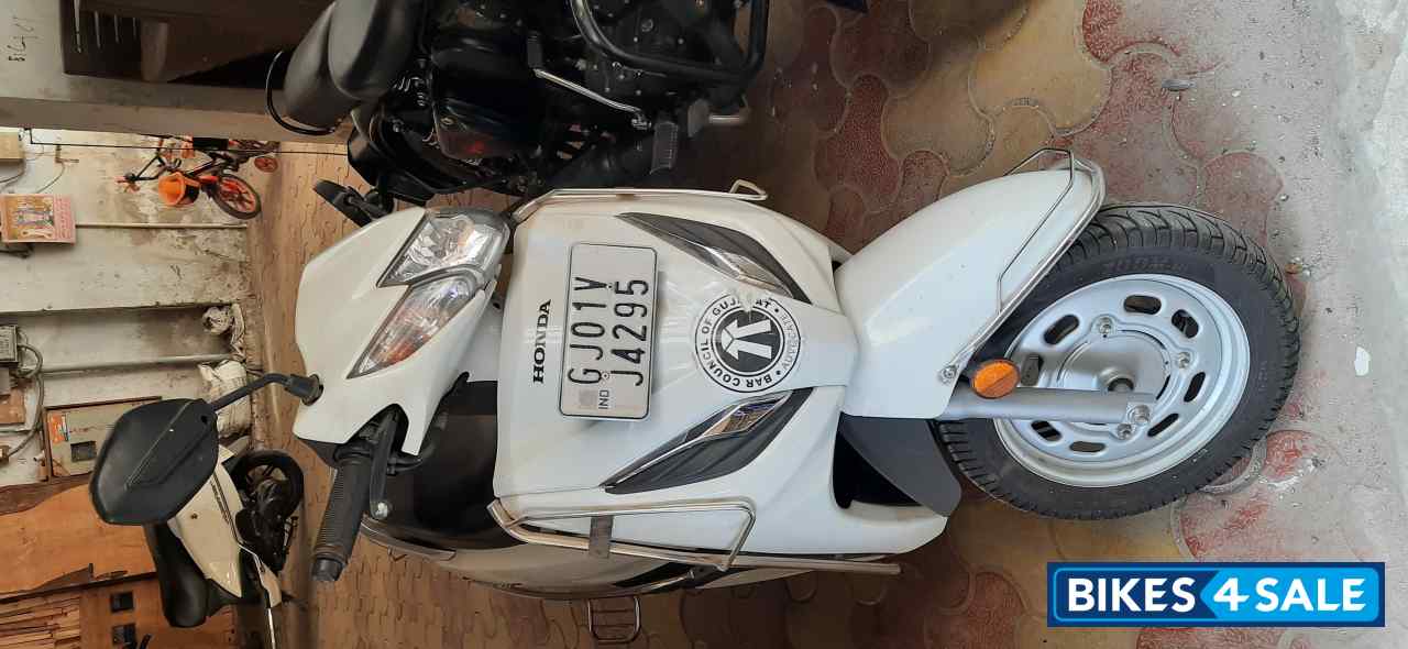 White Honda Activa 6G
