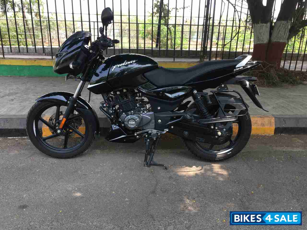 Black/silver Bajaj Pulsar 150 Neon BS6 Black/silver Bajaj Pulsar 150 Neon BS6