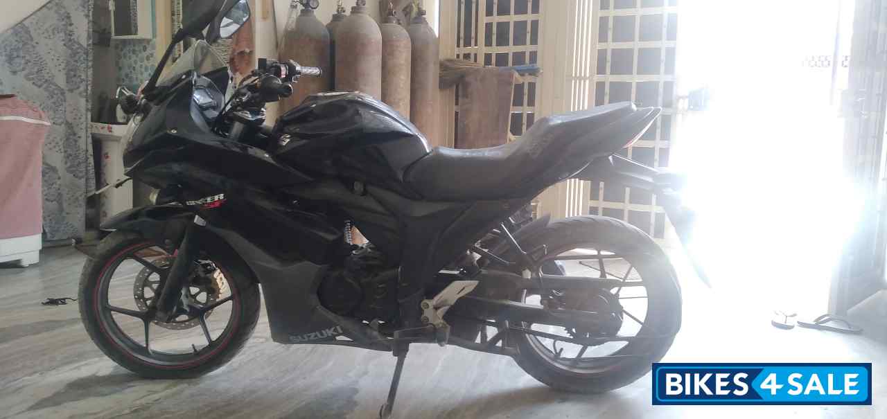 Black Suzuki Gixxer SF