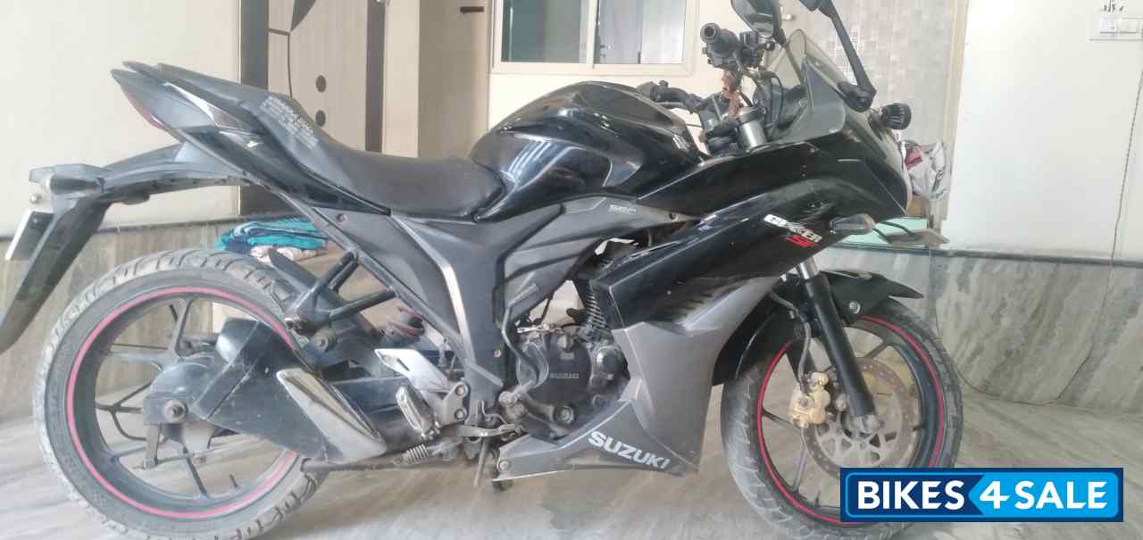 Black Suzuki Gixxer SF