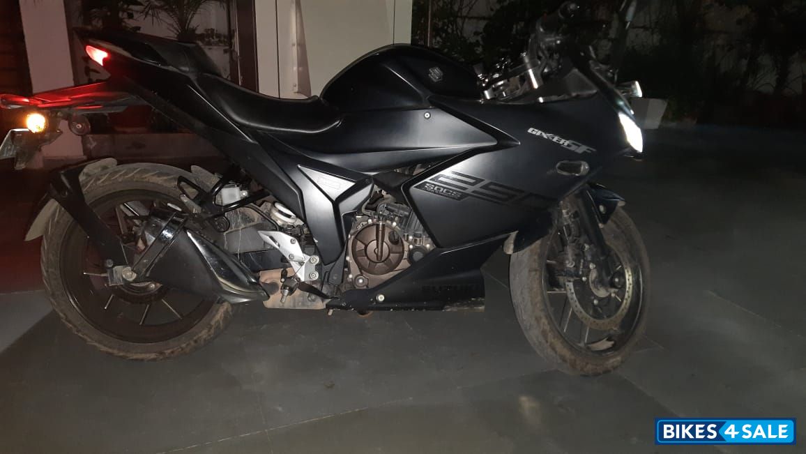 Matt Black Suzuki Gixxer SF 250