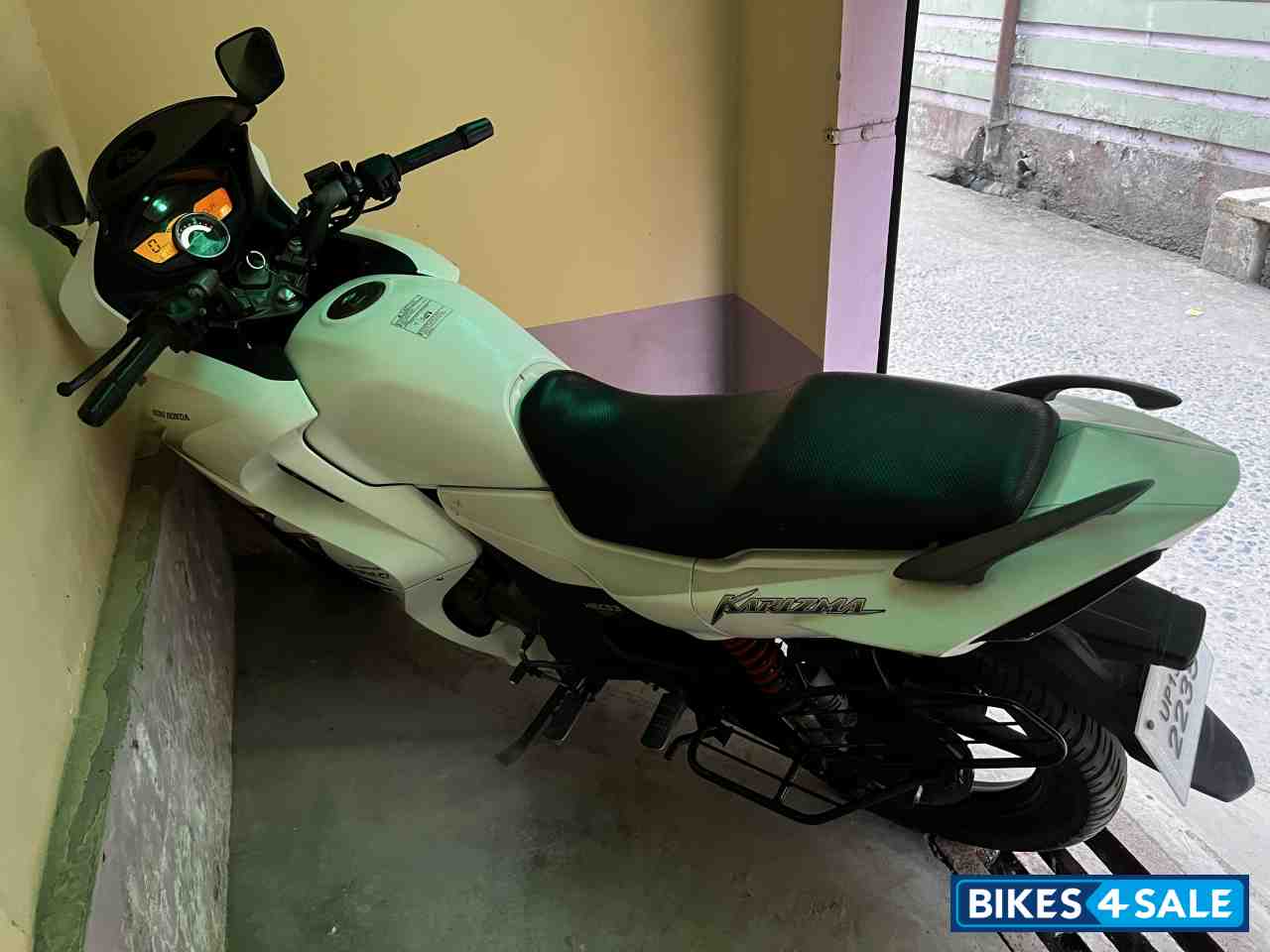 White Hero Karizma ZMR