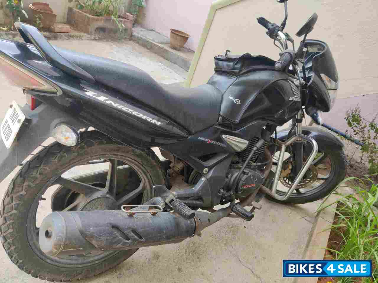 Black Honda CB Unicorn