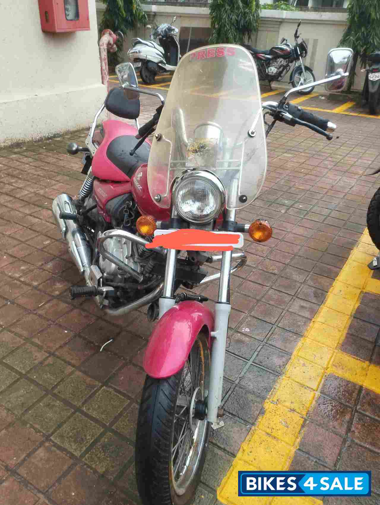 Red Bajaj Avenger 220 DTS-i