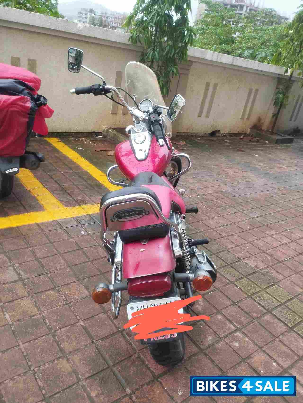 Red Bajaj Avenger 220 DTS-i
