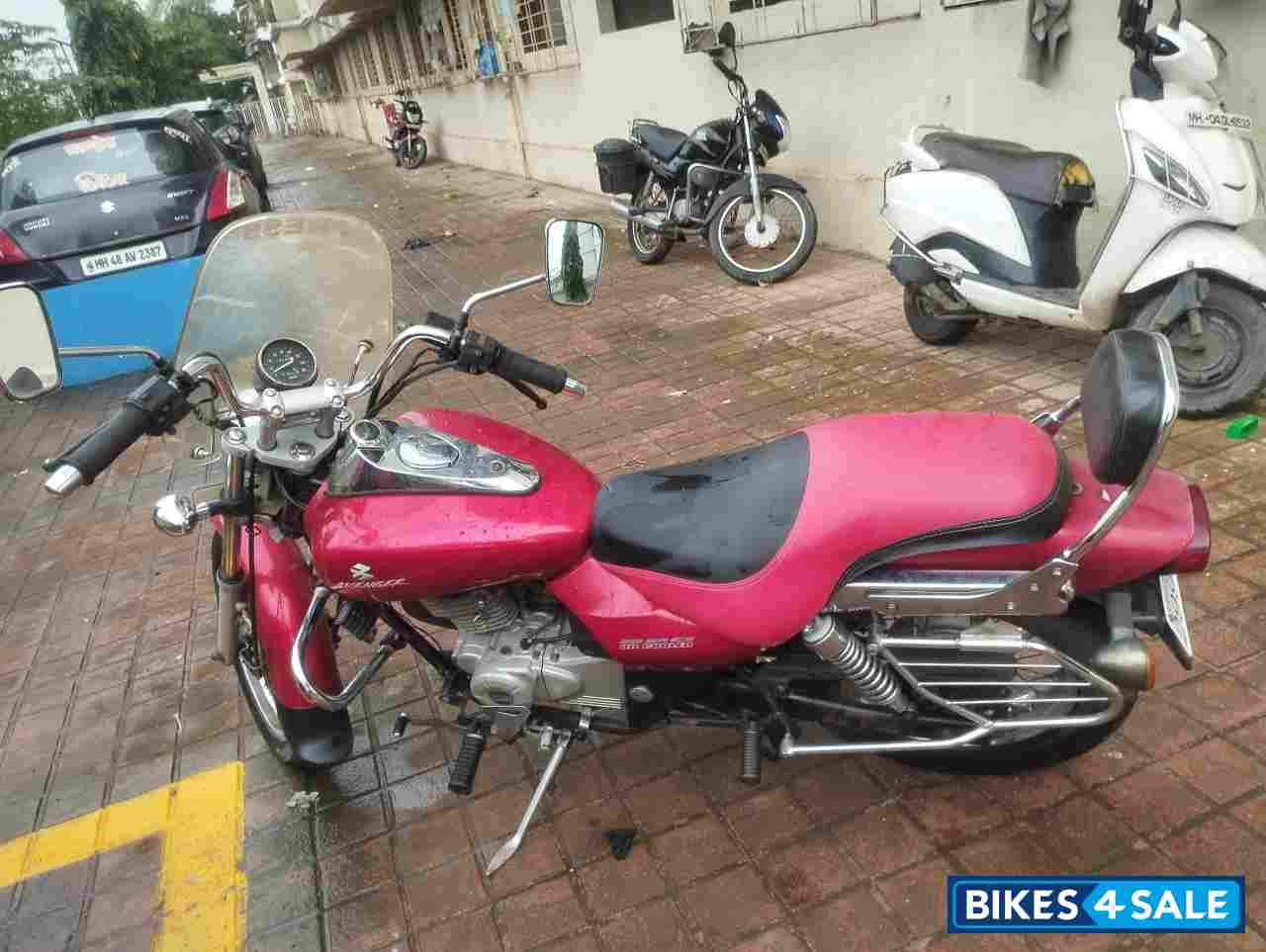 Red Bajaj Avenger 220 DTS-i
