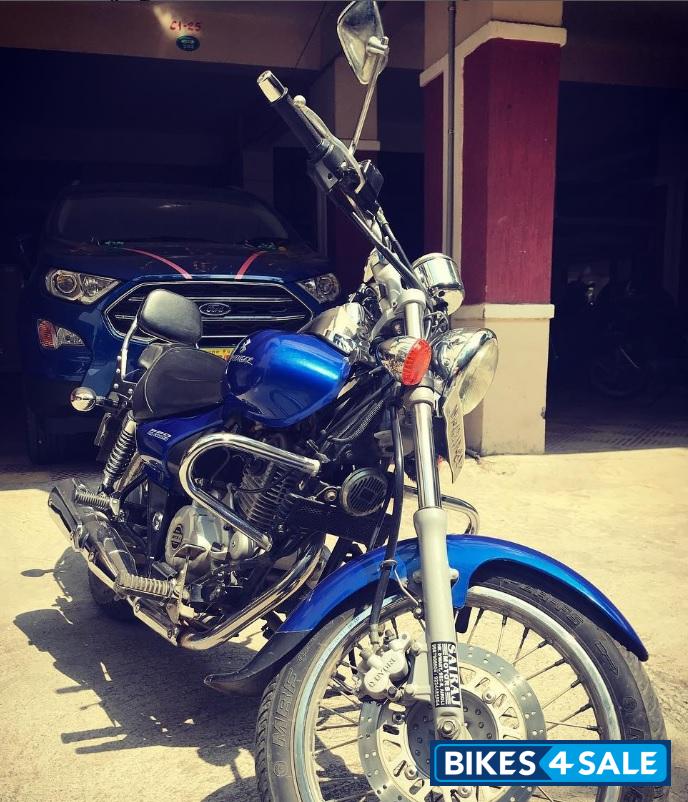Blue Bajaj Avenger 220 DTS-i