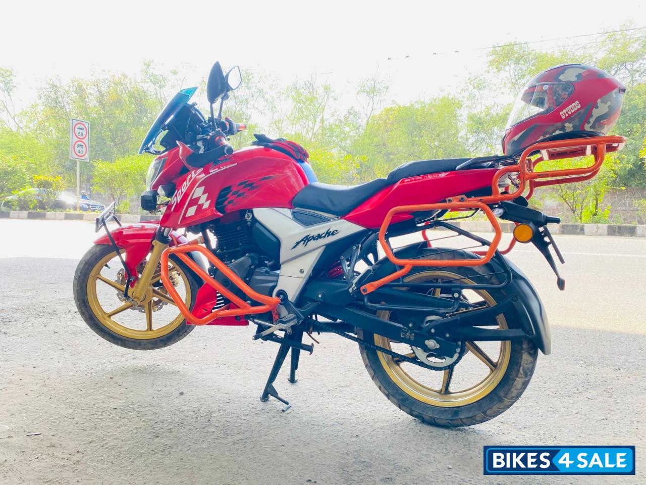 Red TVS Apache RTR 160 4V