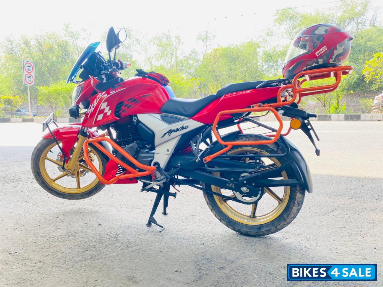 Red TVS Apache RTR 160 4V
