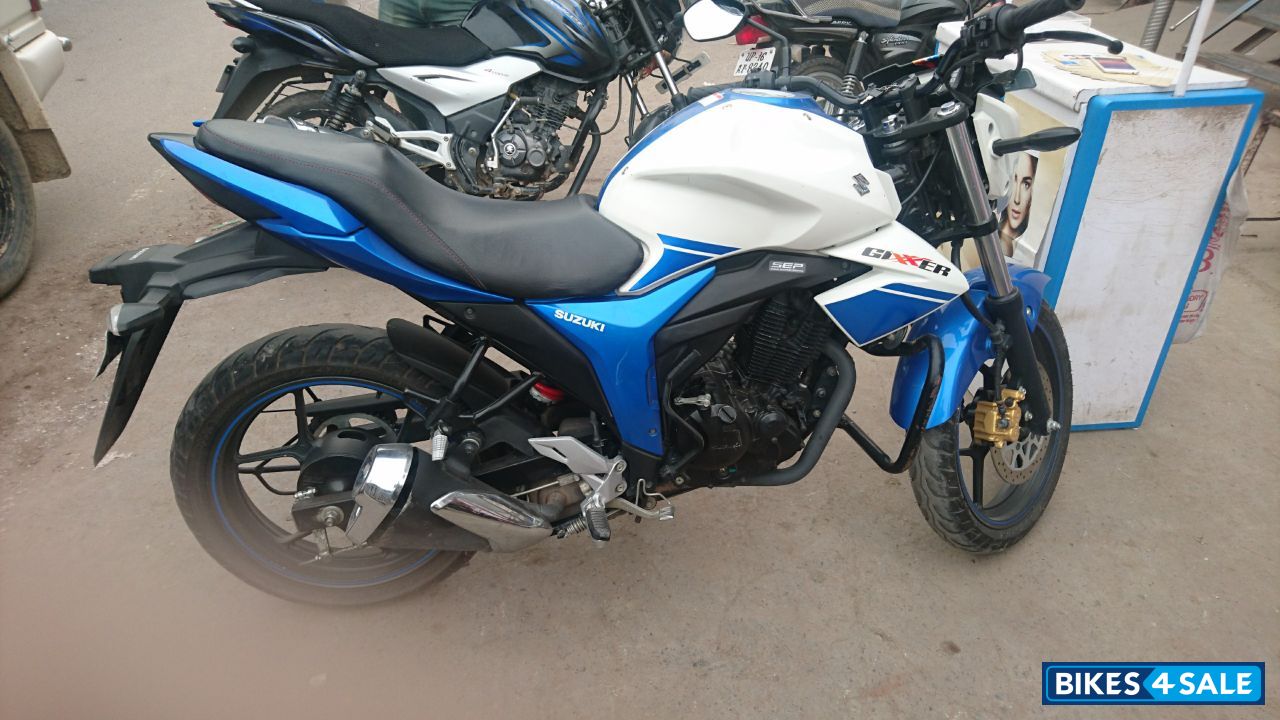 Blue & White Suzuki Gixxer 150