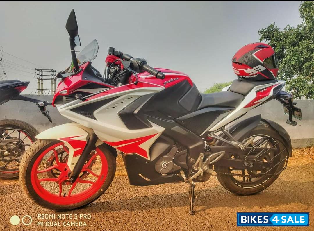 Red Recing Bajaj Pulsar RS 200