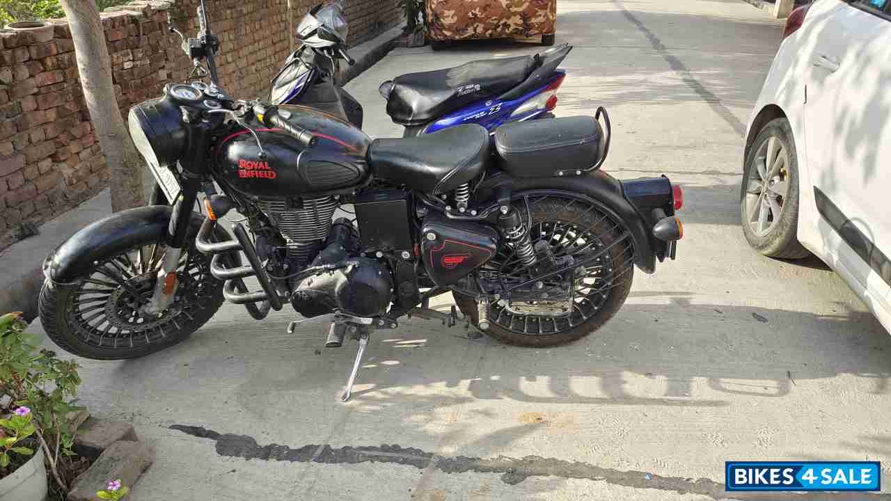 Royal Enfield Classic Stealth Black