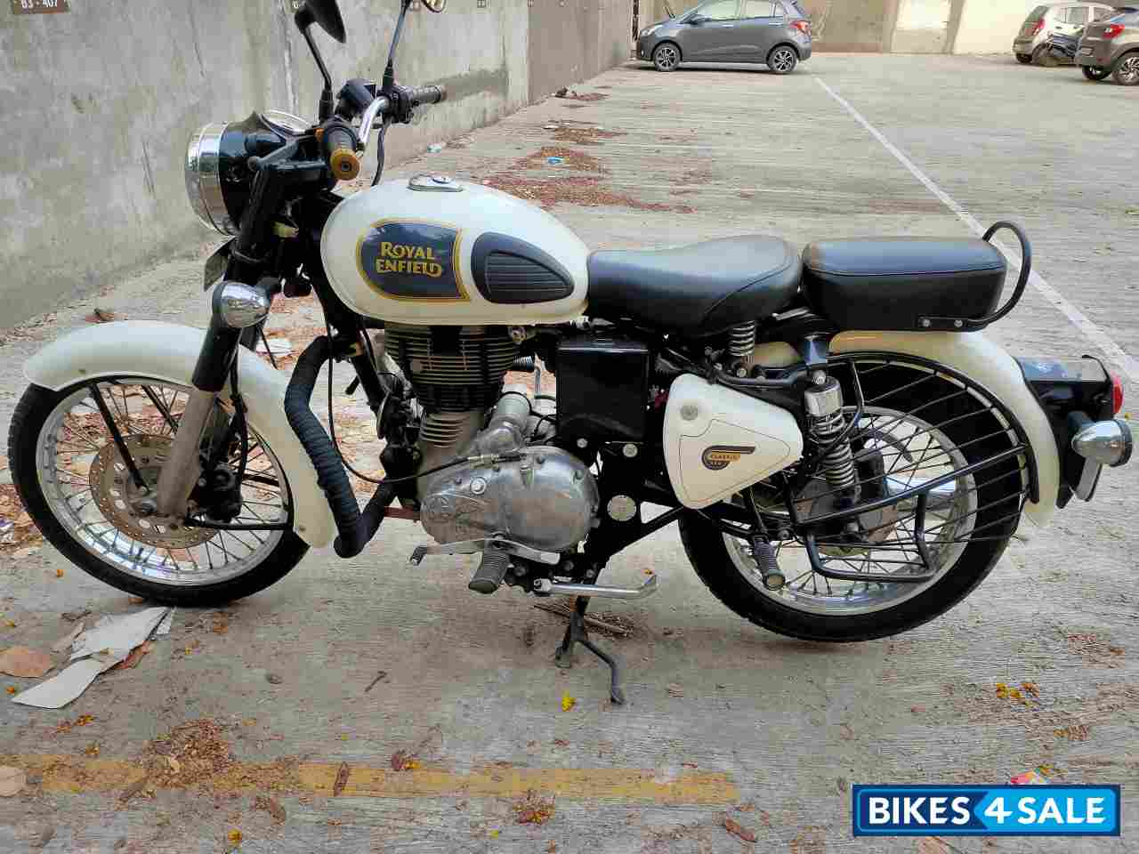 White Royal Enfield Classic 350