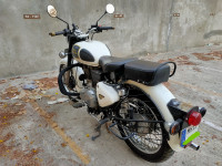 White Royal Enfield Classic 350