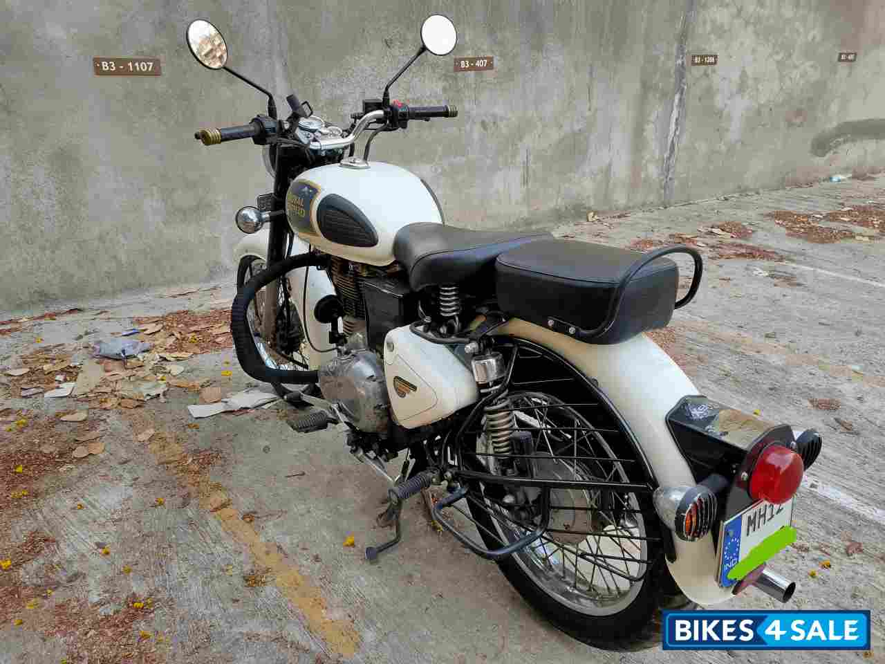 White Royal Enfield Classic 350