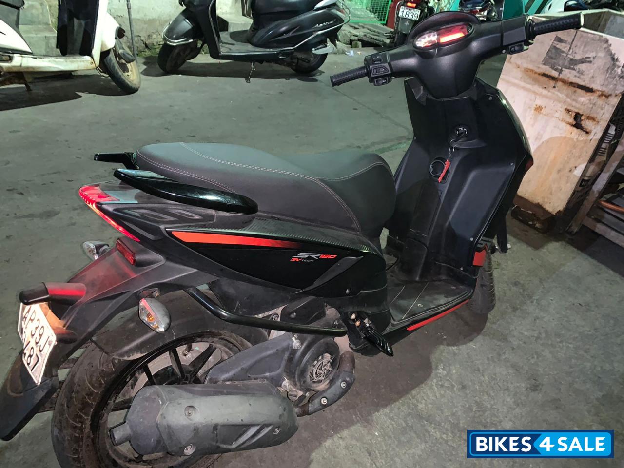 Carbon Black Aprilia SR 160 Carbon ABS