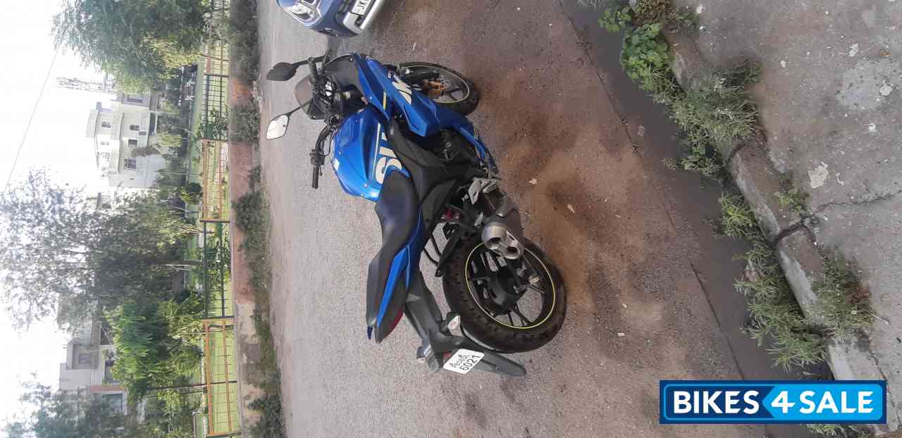 Blue Suzuki Gixxer SF