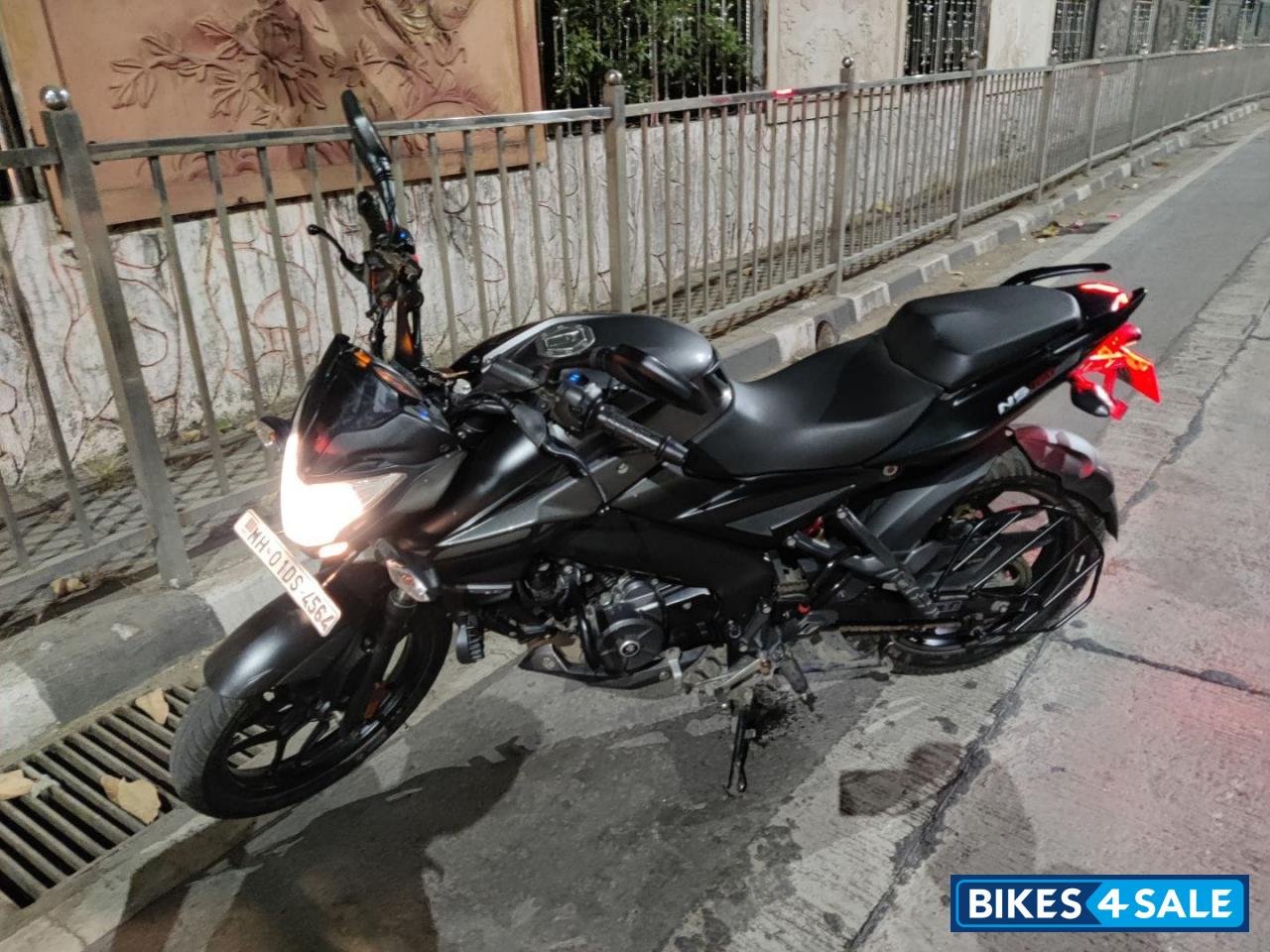 Silver/grey Bajaj Pulsar NS 160 BS6