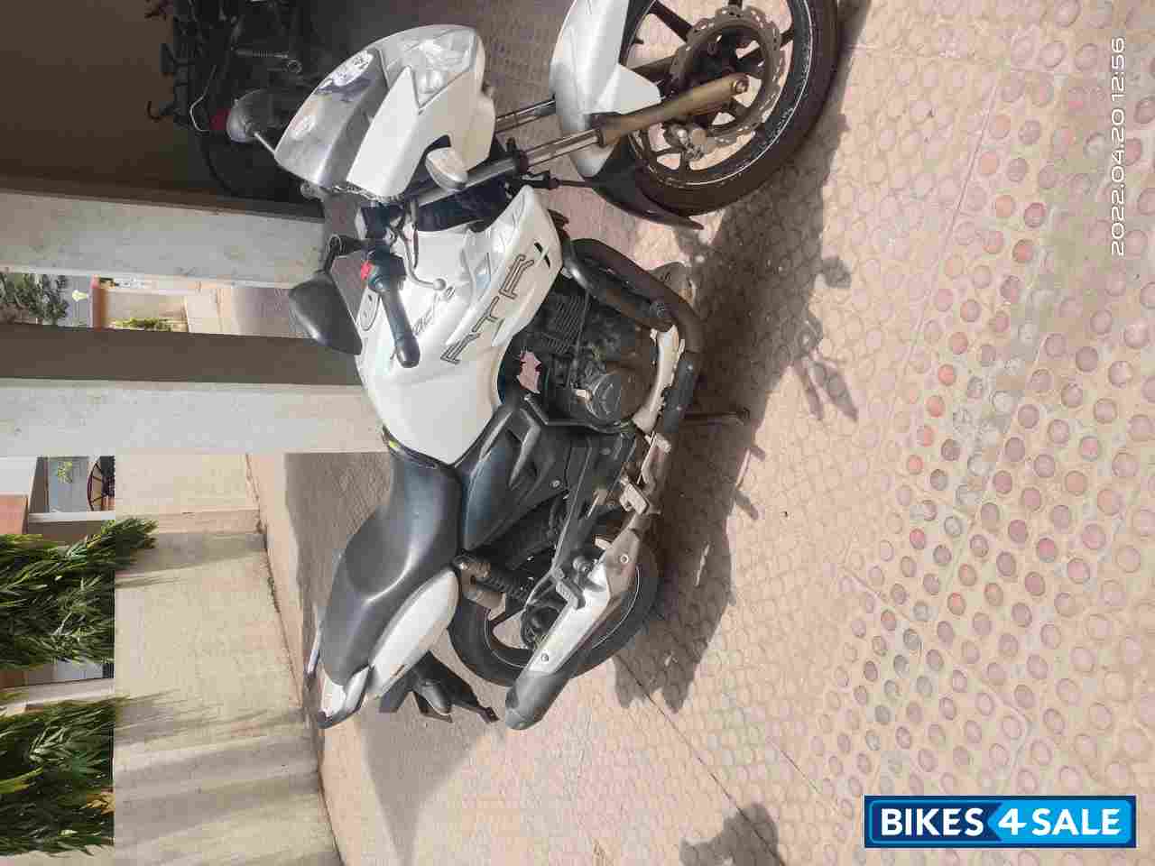 White TVS Apache RTR 180