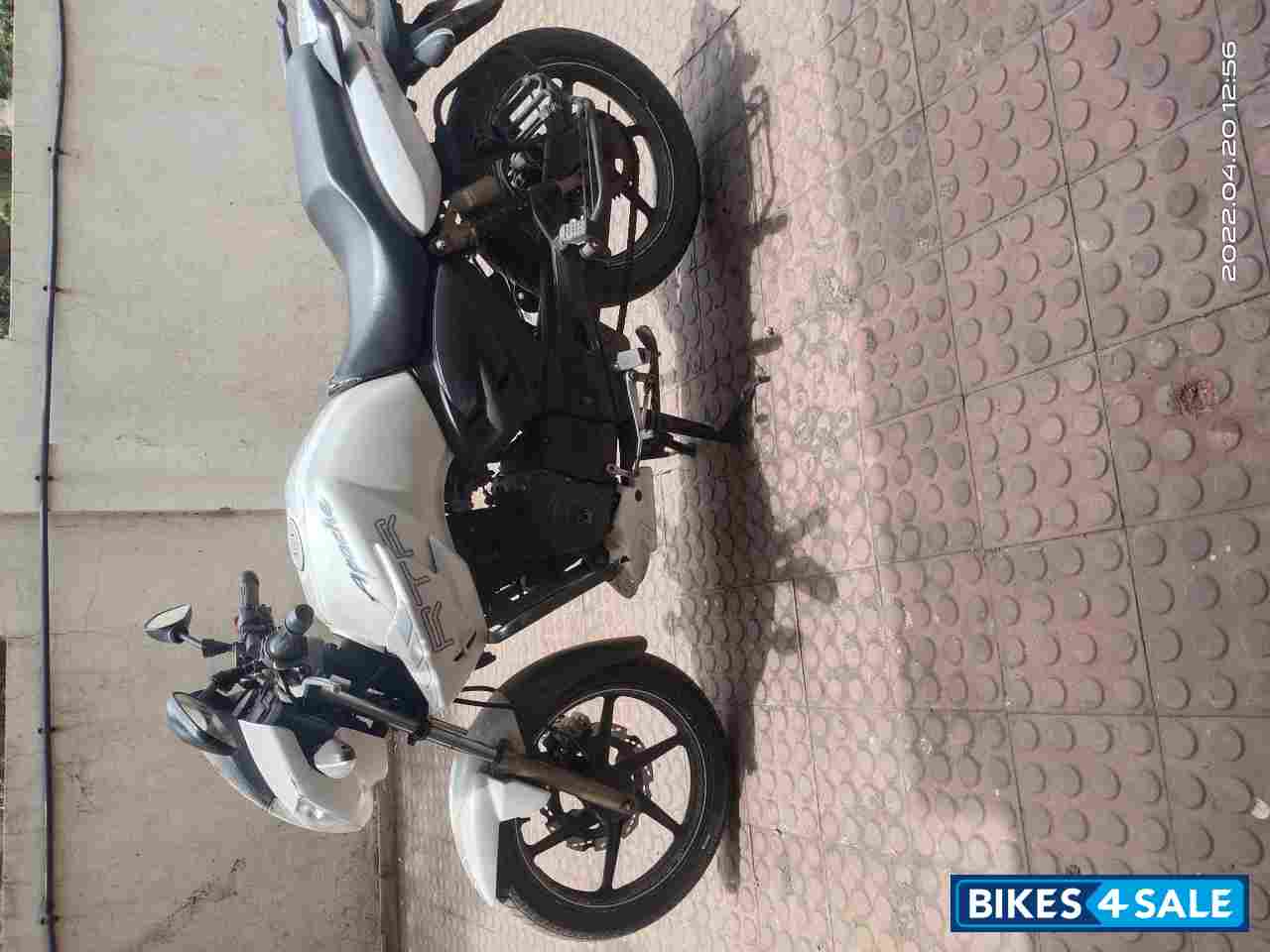 White TVS Apache RTR 180
