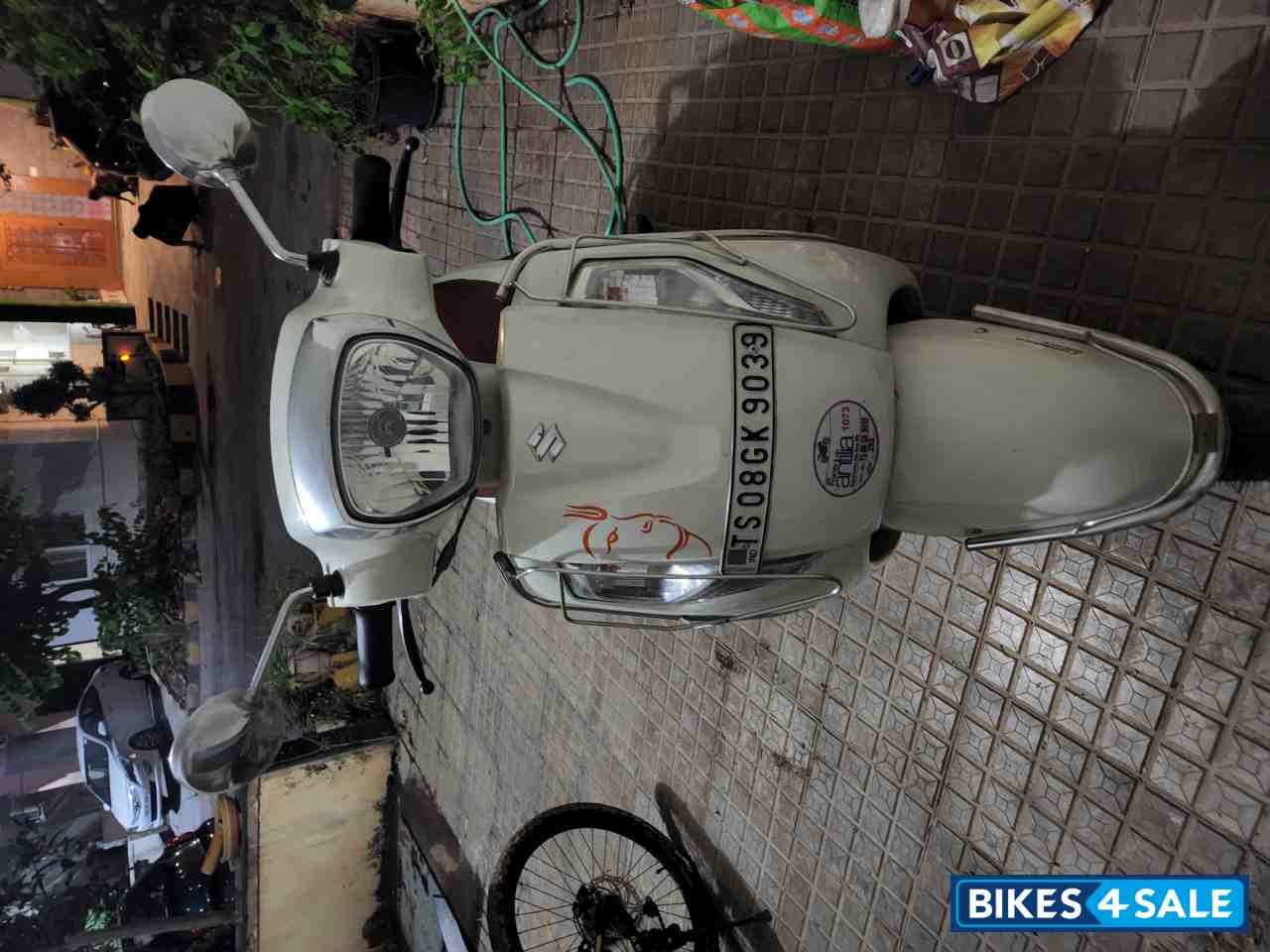 White Suzuki Access 125 Special Edition