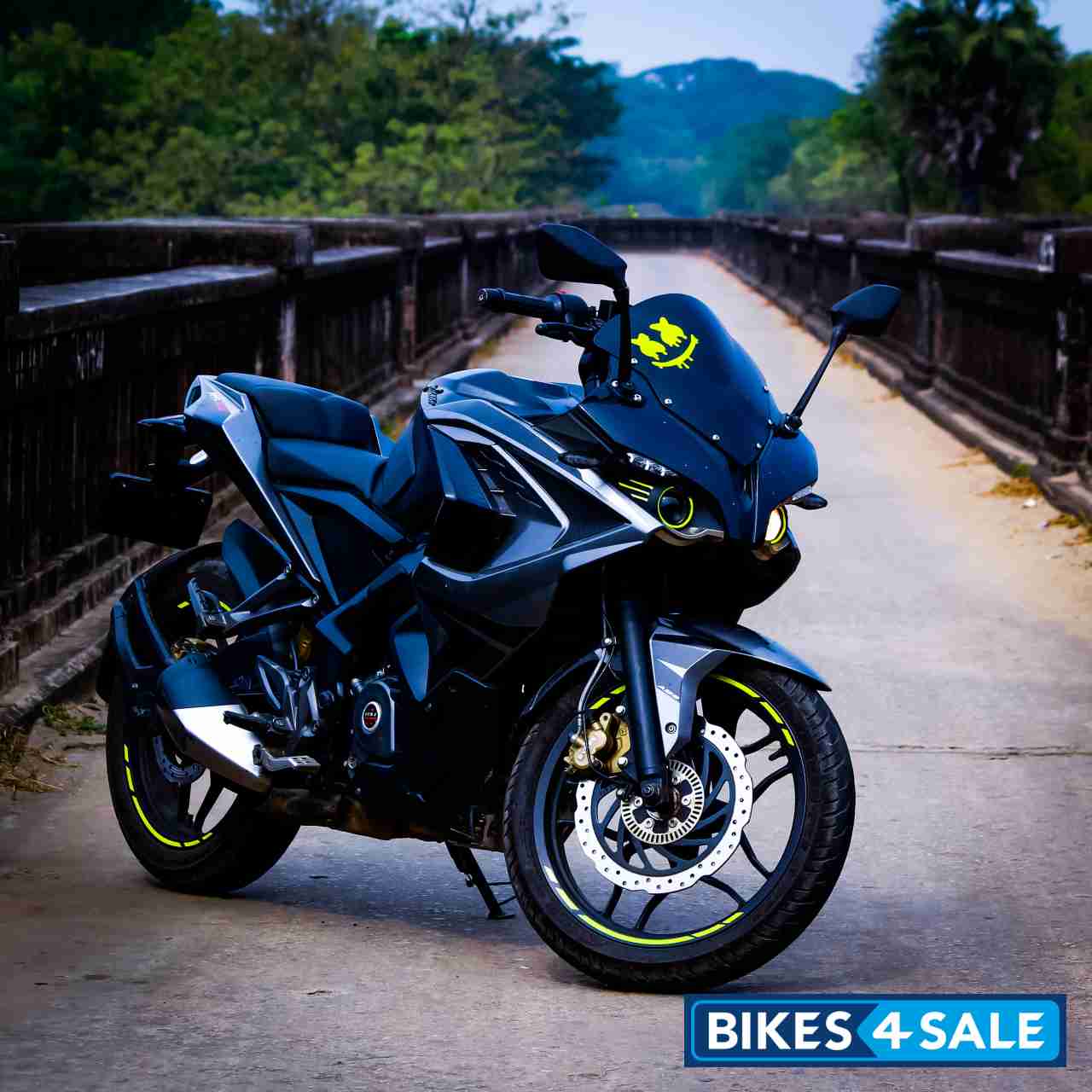 Black Bajaj Pulsar RS 200 ABS
