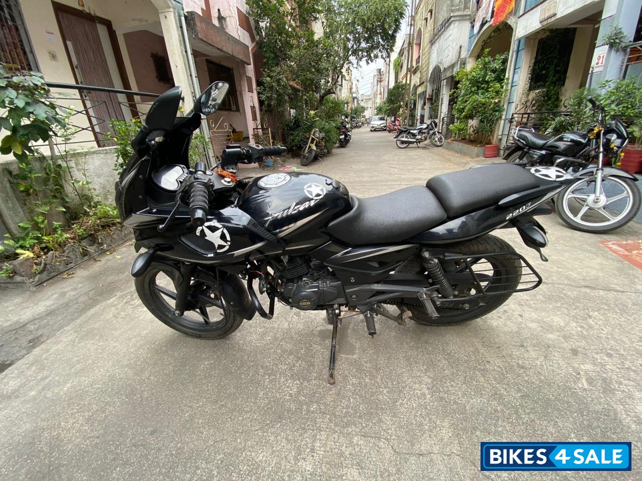 Bajaj Pulsar 220F