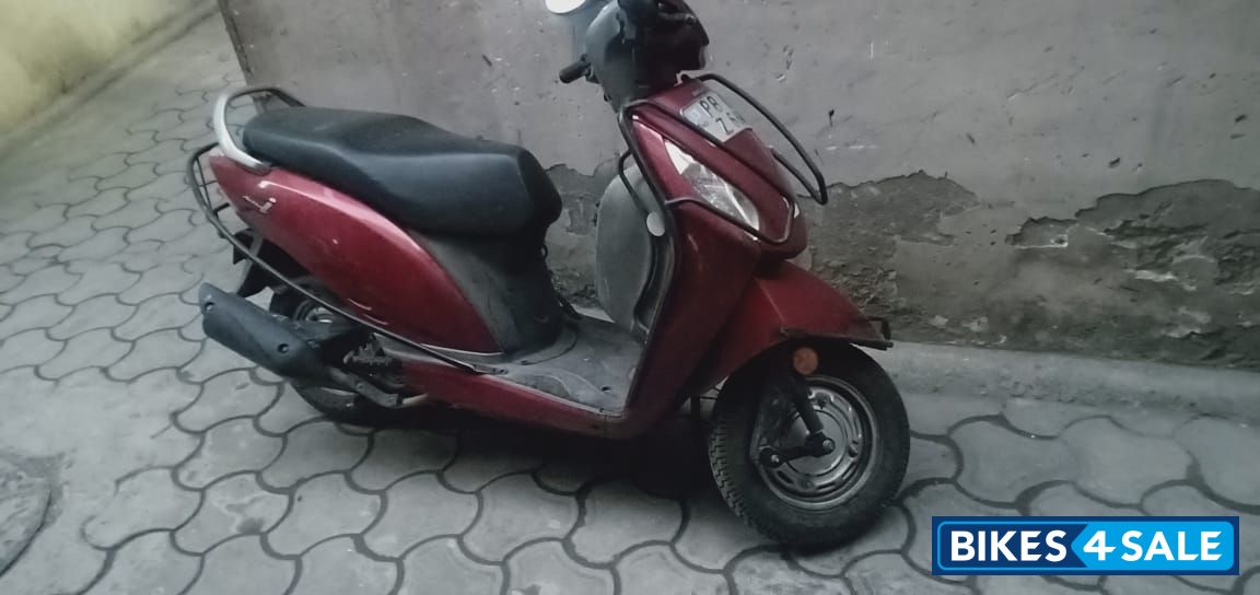 Red Honda Activa i