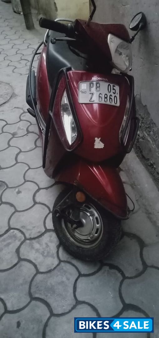 Red Honda Activa i