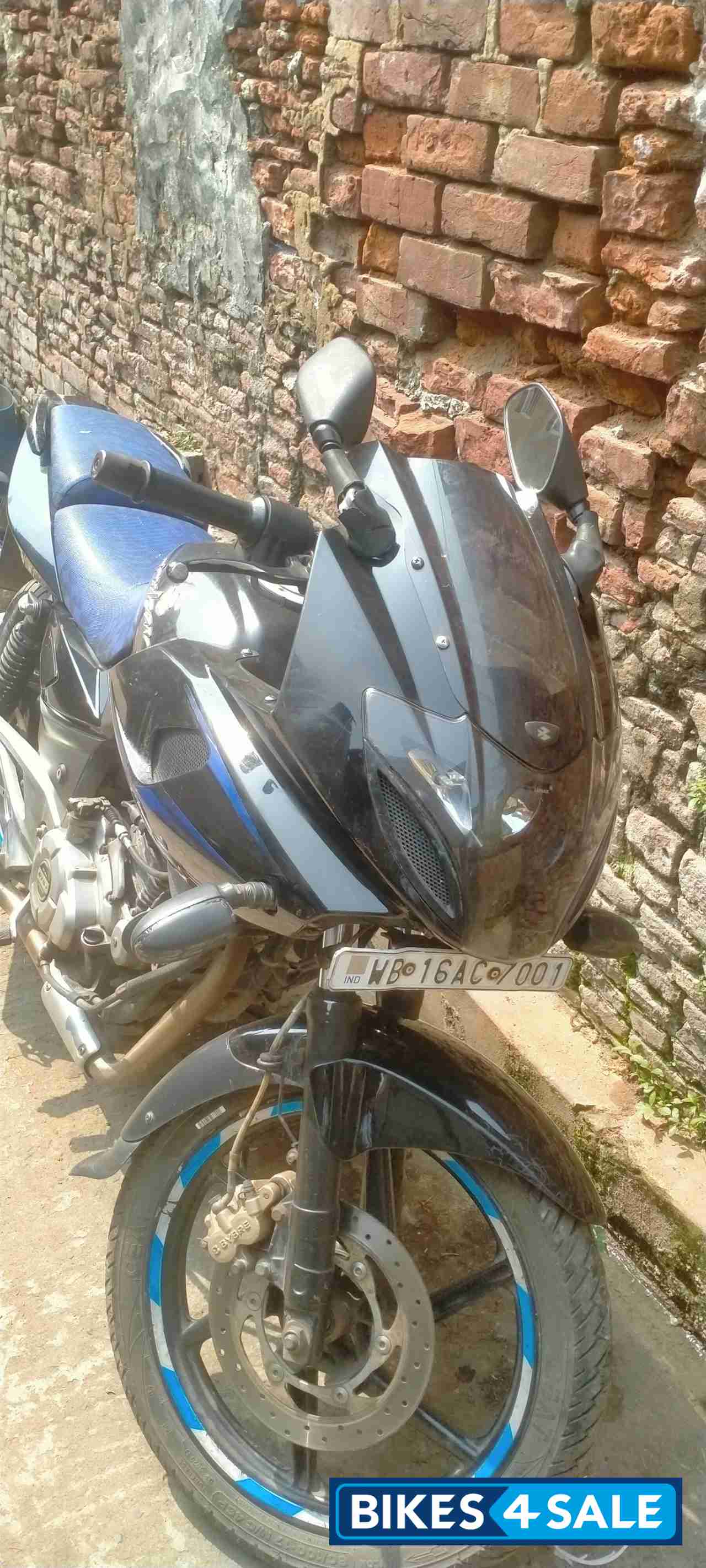 Black &blue Bajaj Pulsar 220 DTSFi