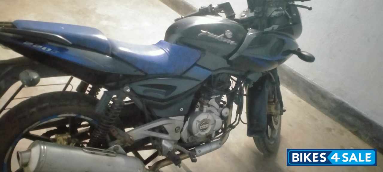 Black &blue Bajaj Pulsar 220 DTSFi