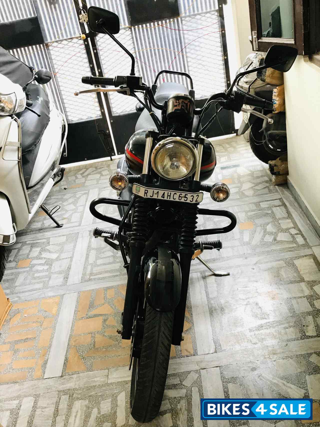 Black Bajaj Avenger Street 220