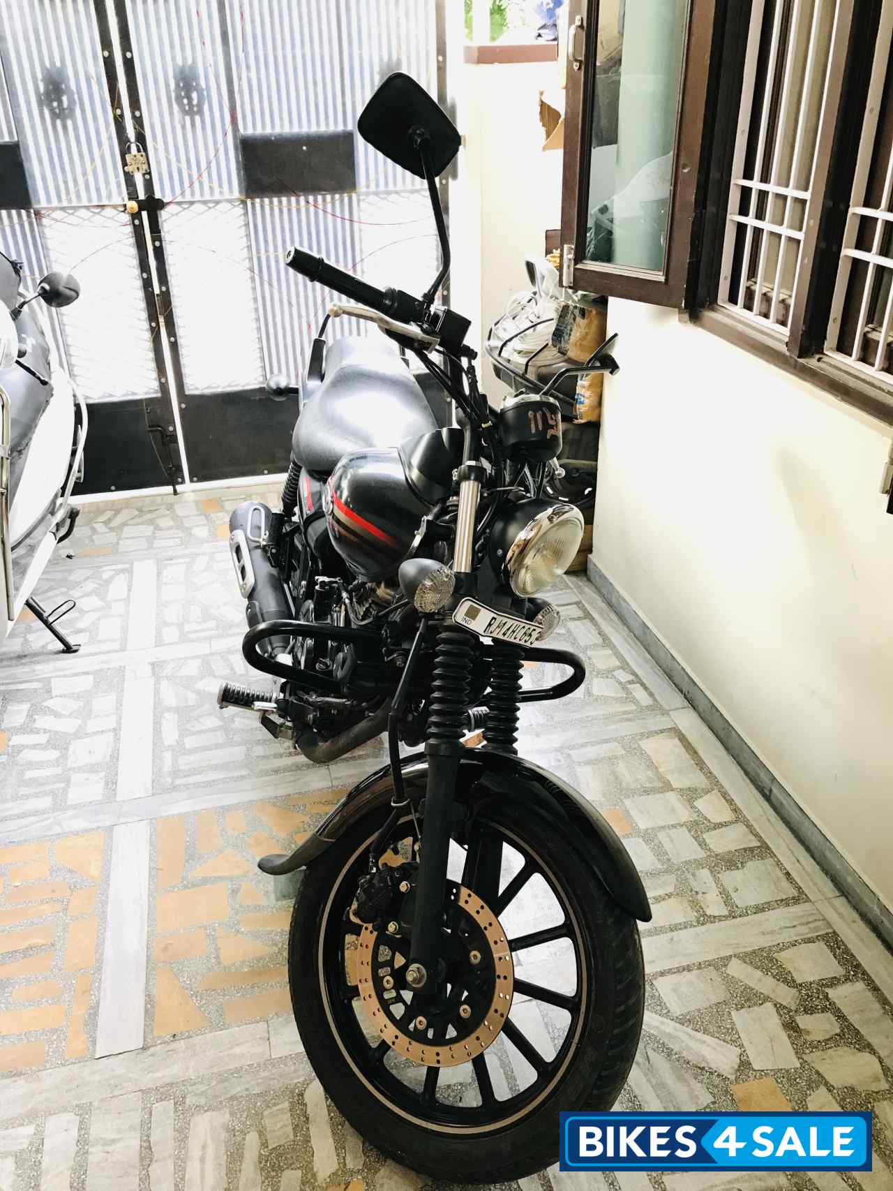 Black Bajaj Avenger Street 220
