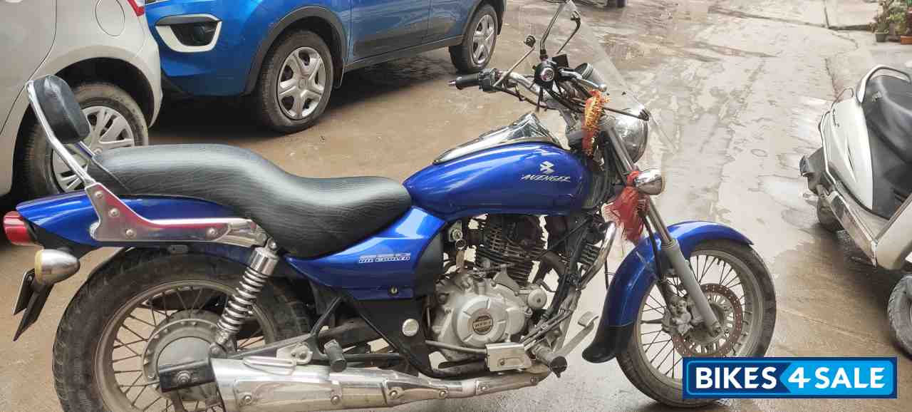 Blue Bajaj Avenger 220 DTS-i Blue Bajaj Avenger 220 DTS-i
