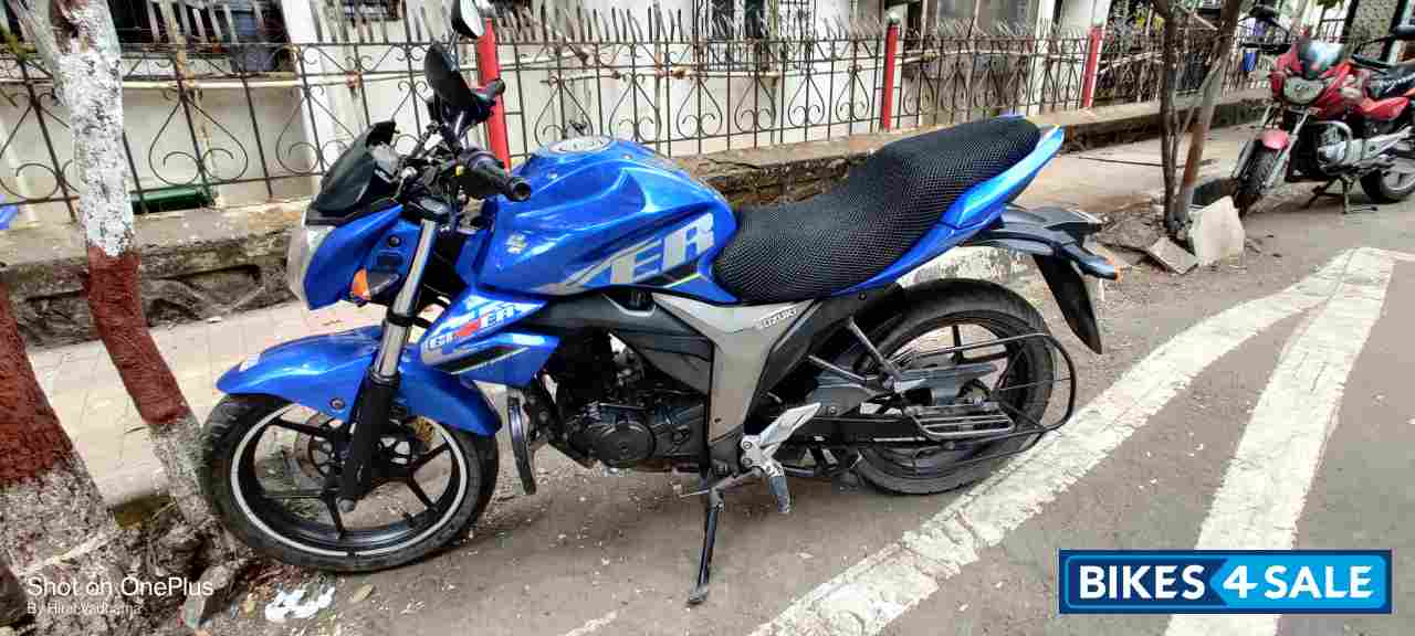 Blue Suzuki Gixxer 150 Blue Suzuki Gixxer 150