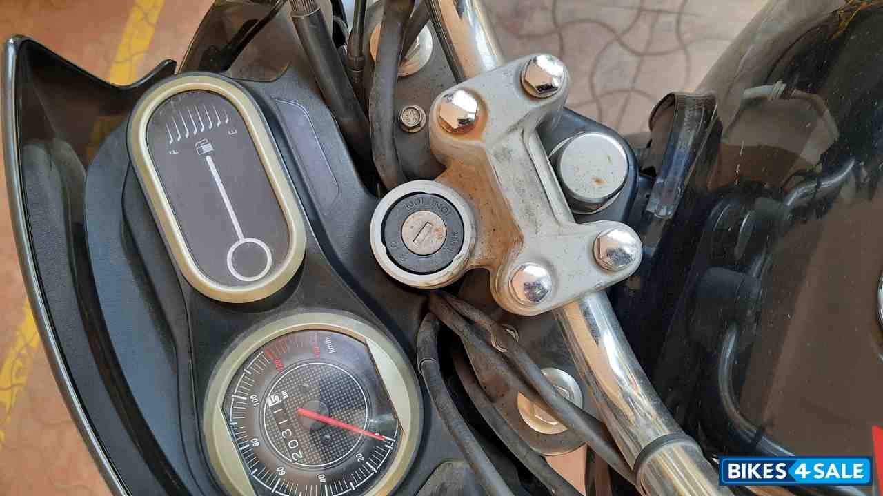 Bajaj V15