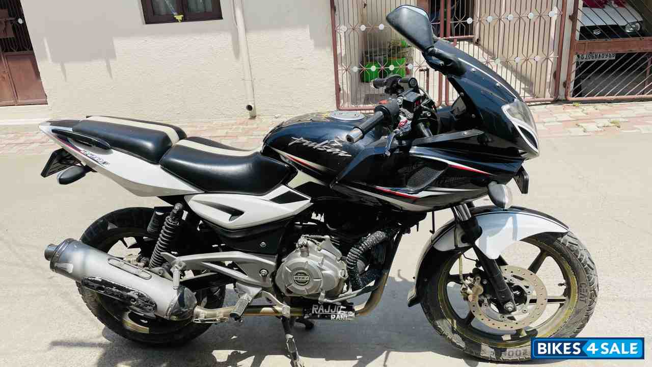 Bajaj Pulsar 220F