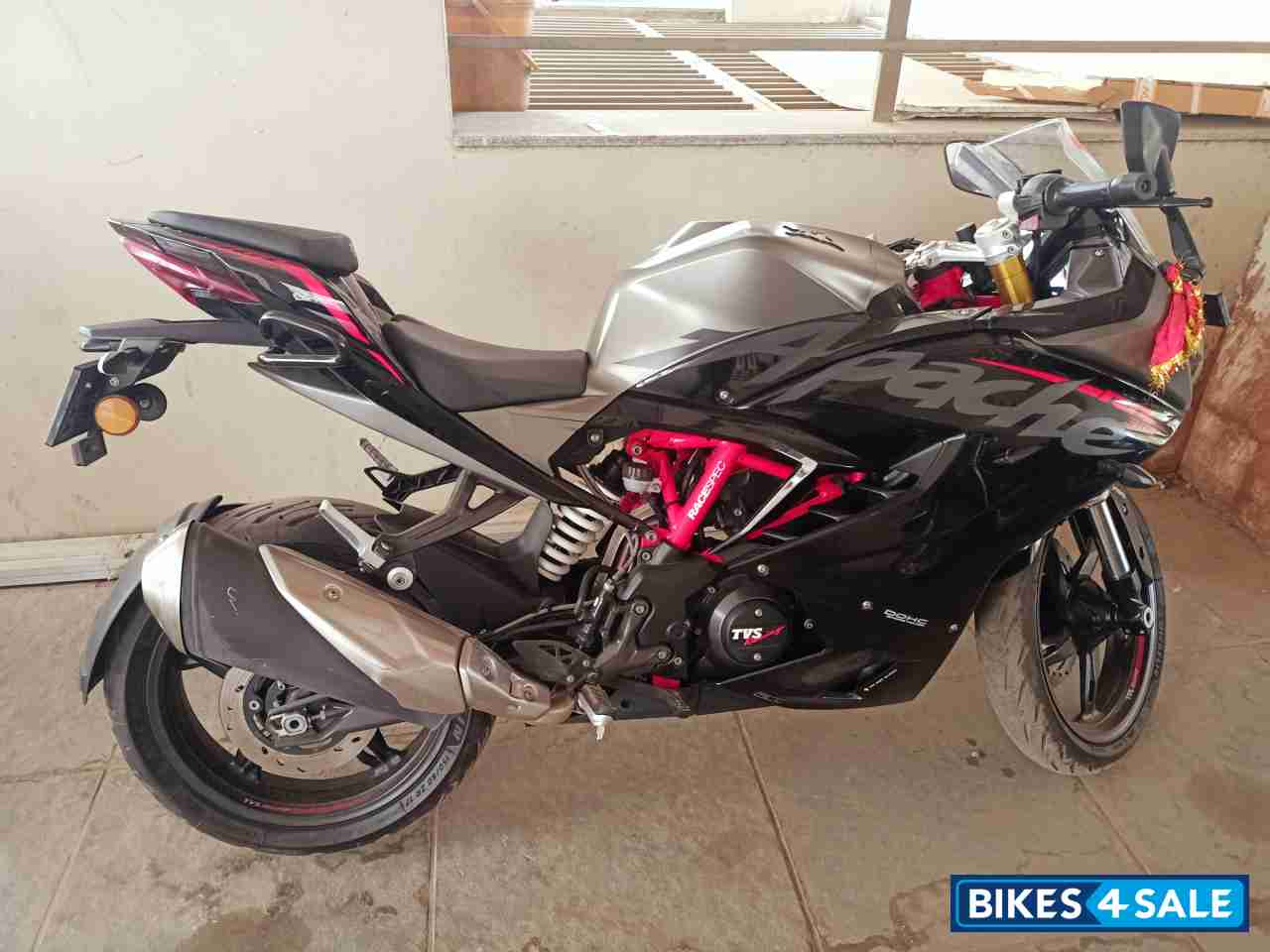 Black TVS Apache RR 310 2020