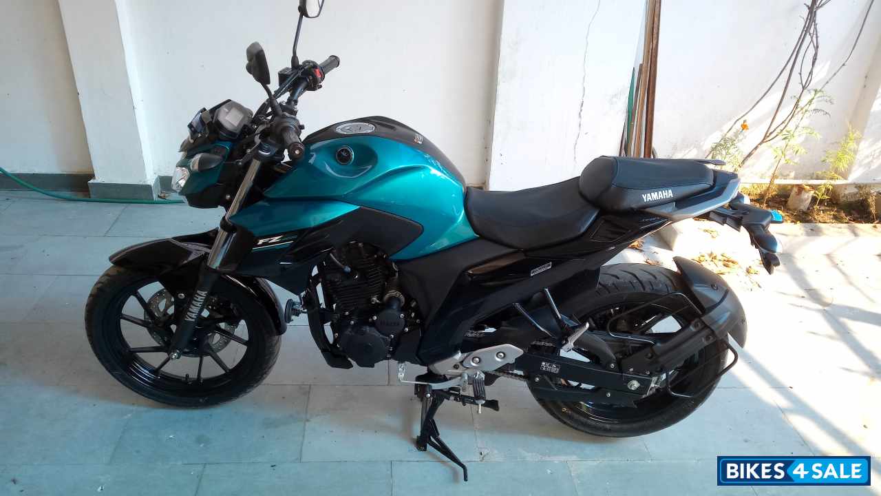 Metallic Yamaha FZS 25