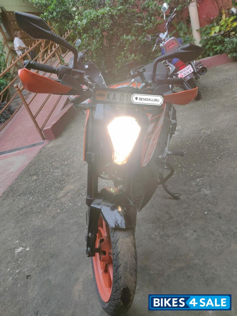 Orange KTM Duke 125