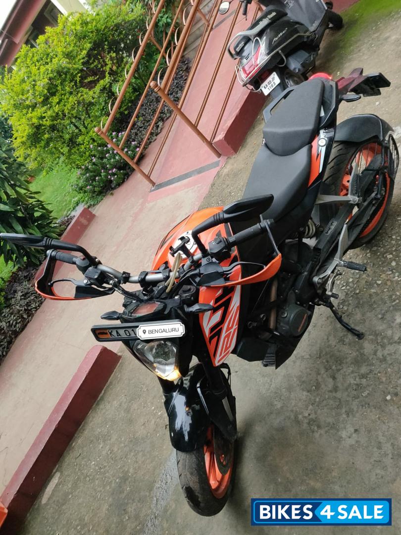 Orange KTM Duke 125