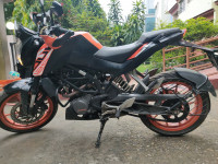 Orange KTM Duke 125